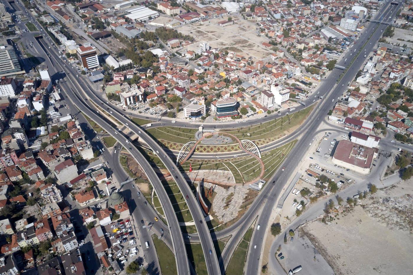 Denizli'nin havadan görünümü: şehir merkezi ve çevre yolu kavşağı
